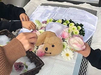 お清め・末期の水・供花・焼香などのセレモニーをご自宅にて行います。