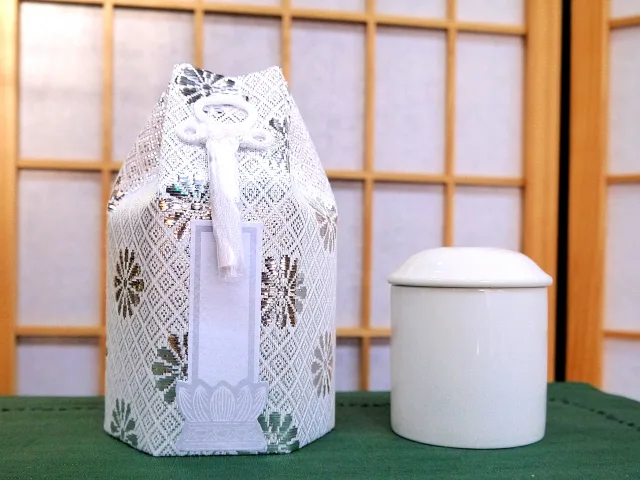 ペット火葬後の骨壺の供養方法とは 遺骨に関するお悩みを解決 ペット火葬 葬儀はハピネス 格安出張 7 700 霊園供養 納骨可