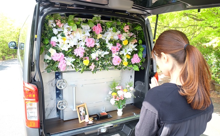 訪問ペット火葬車で葬儀を行う飼い主様