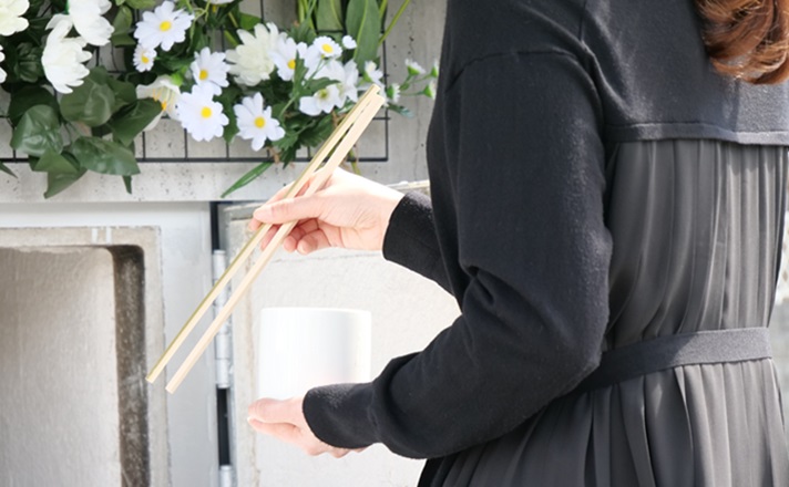 お骨上げ(拾骨)の様子
