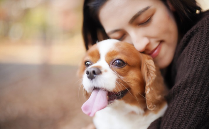 愛犬を抱きしめる飼い主の女性