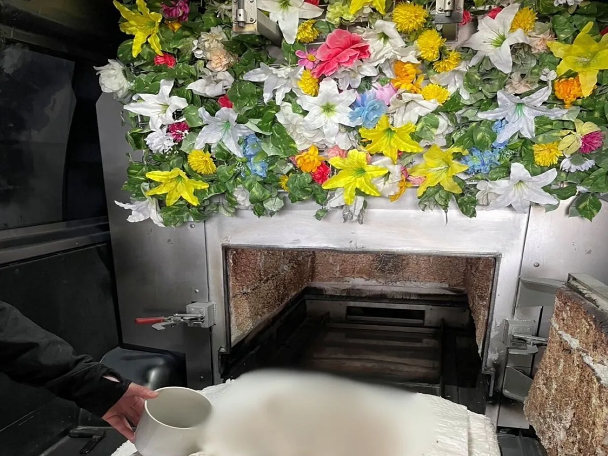 「大切な文鳥ちゃんをお花で囲んで合同火葬でお見送りしたケース」写真