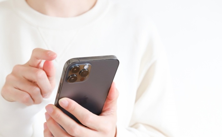 スマホを操作する女性の手