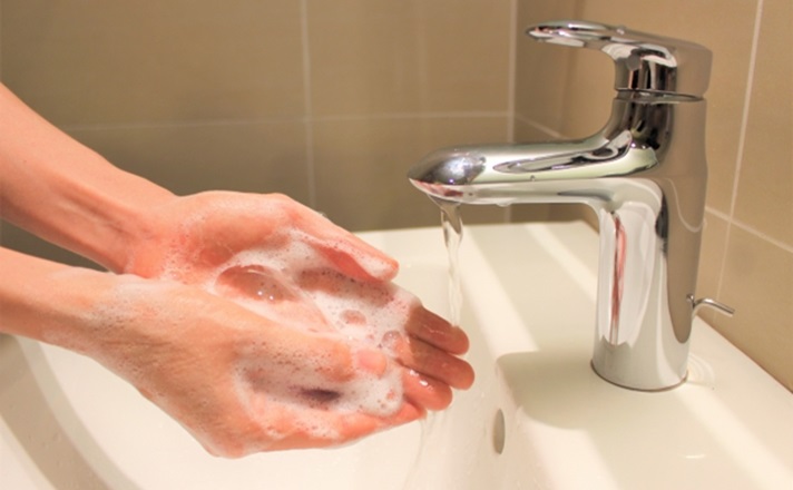 石鹸で手を洗う